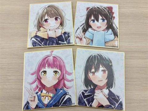 入場者特典第1弾は描き下ろしミニ色紙13種ランダム